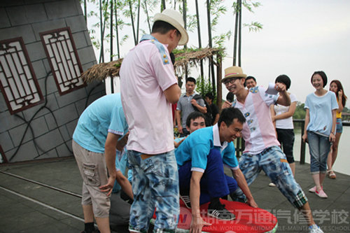 湖南萬通汽修學(xué)校參加智勇大沖關(guān)