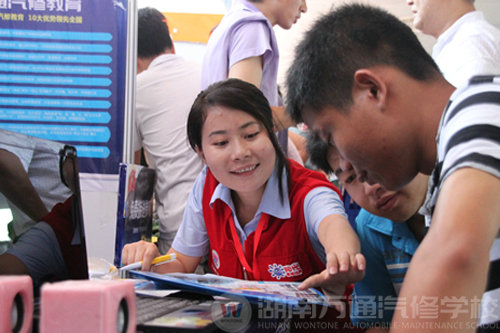 湖南萬通汽修學(xué)校咨詢現(xiàn)場