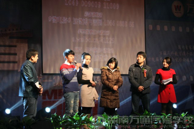 主創(chuàng)團(tuán)隊(duì)上臺(tái)回答記者提問