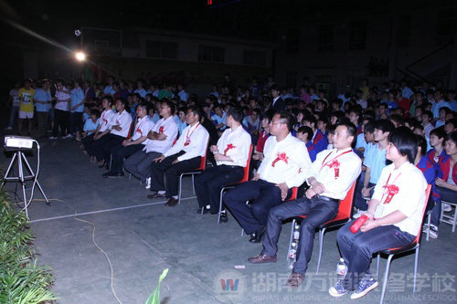 學(xué)校老師、學(xué)生聚精會(huì)神觀看精彩節(jié)目