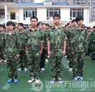訓(xùn)練場上盡顯軍人風(fēng)姿 湖南萬通新生軍訓(xùn)進(jìn)行時(shí)