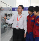 廖均奪—用愛心對待學(xué)生，用責(zé)任對待教學(xué)