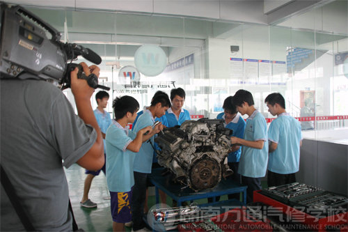 湖南教育電視臺(tái)對(duì)湖南萬(wàn)通汽車學(xué)校采訪
