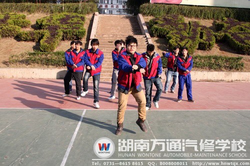 學(xué)子們?cè)诓賵?chǎng)上進(jìn)行表演