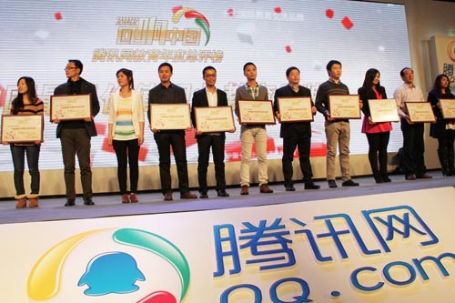 萬部長為萬通汽修教育領(lǐng)取獎牌