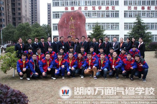 全體黨員和學(xué)生會干部的合影