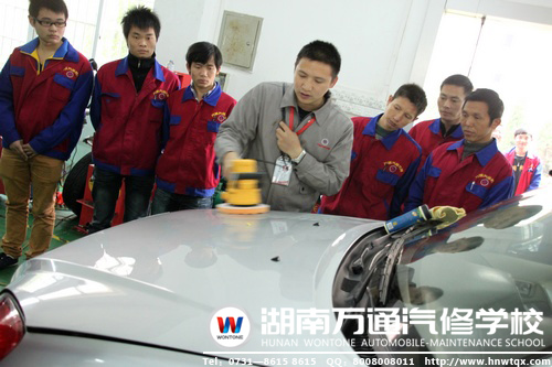 萬通&ldquo;大齡學(xué)子&rdquo;（右一）正在接受老師的指導(dǎo)