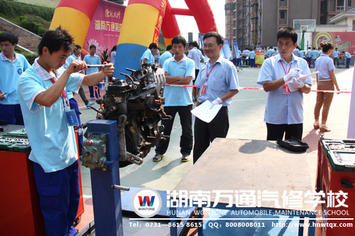 湖南萬(wàn)通2012年技能大賽中認(rèn)真比賽的同學(xué)1