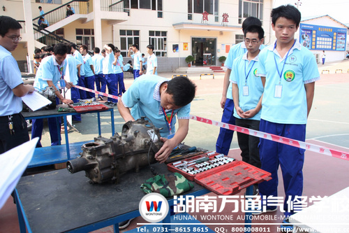 湖南萬(wàn)通2012年技能大賽中認(rèn)真比賽的同學(xué)2