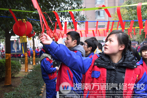 瞧！這名女同學正對著燈謎認真思考呢