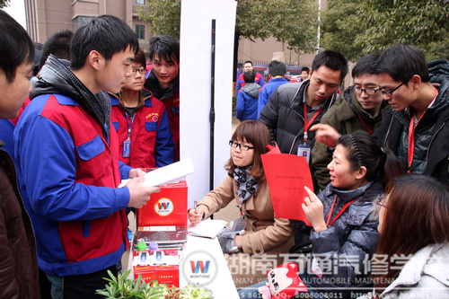 兌獎臺，答對三個題目的同學正在與老師對謎底