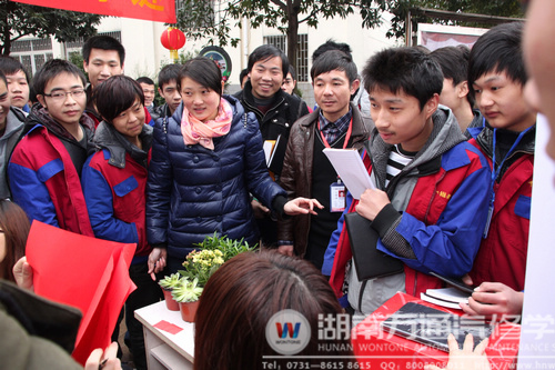 兌獎臺被圍的水泄不通