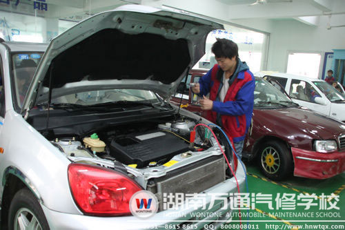 萬(wàn)通學(xué)子正在上美容實(shí)訓(xùn)課