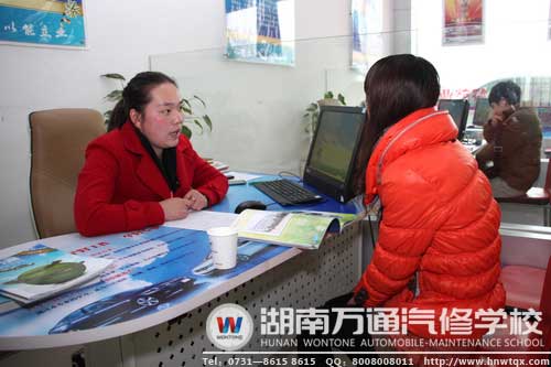 咨詢老師根據(jù)參觀新生的實(shí)際情況，為其介紹學(xué)校新專業(yè)的詳細(xì)情況并提供合理的選擇建議，