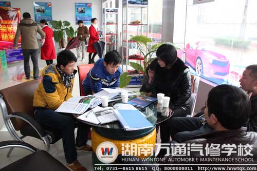 前來參觀報名的新生正在向?qū)I(yè)老師和班主任了解新專業(yè)相關(guān)情況（這兩名新生可是表兄弟喲）