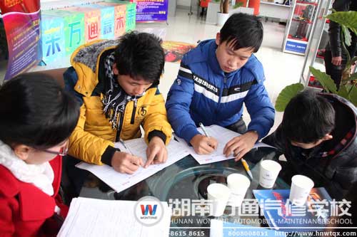 報名新生在老師的指導(dǎo)下填寫就業(yè)協(xié)議書