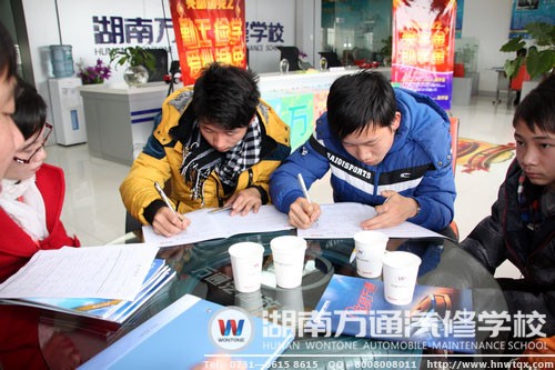 許多人在知曉去哪里學(xué)汽修好之后，紛紛選擇了到湖南萬(wàn)通汽修學(xué)校深造