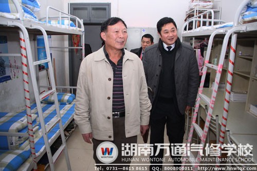 省民辦教育協(xié)會(huì)領(lǐng)導(dǎo)參觀學(xué)生宿舍