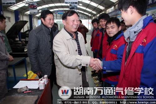 省民辦教育協(xié)會(huì)領(lǐng)導(dǎo)與萬通學(xué)子親切握手