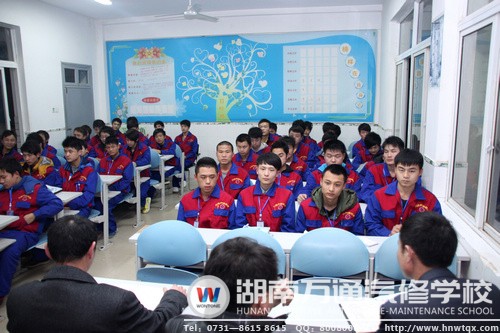 同學們認真聽潘助理的講話