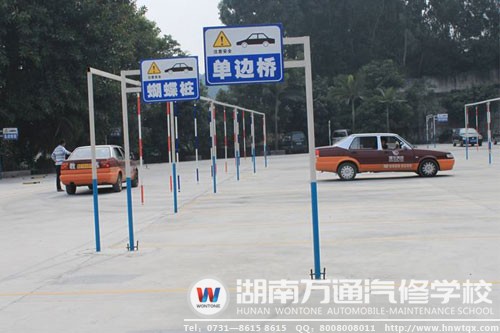 學(xué)子在駕校練車場景