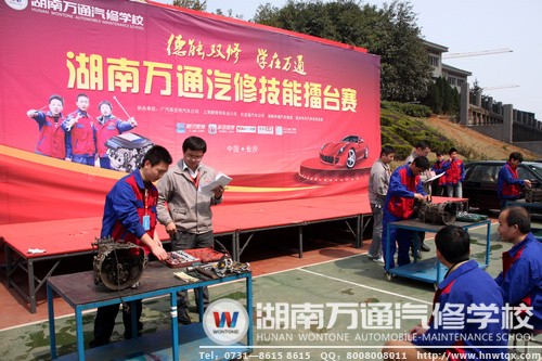 擂臺賽馬上就要開始了，選手正在做準(zhǔn)備工作