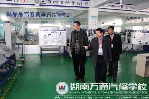 馬湘濱副會(huì)長(zhǎng)在潘助理的介紹下了解學(xué)校實(shí)訓(xùn)設(shè)備
