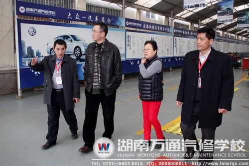 馬會(huì)長(zhǎng)參觀學(xué)校汽車維修中心