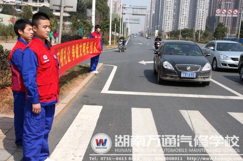 學(xué)子們精神抖擻當(dāng)文明勸導(dǎo)員