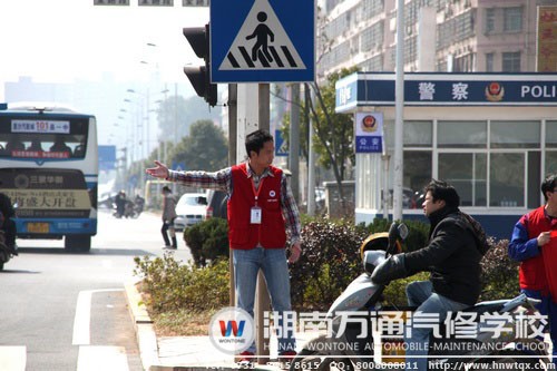 欲闖人行道的摩托小伙及時被勸阻