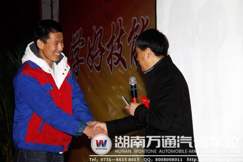 闞教授邀請學生上臺互動