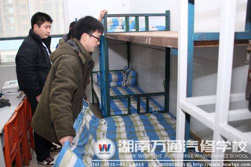 鄒老師親自教新生疊出豆腐塊