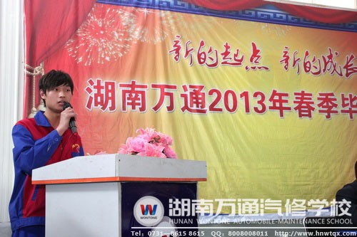 學(xué)生代表發(fā)言，表達(dá)對母校的感恩之情