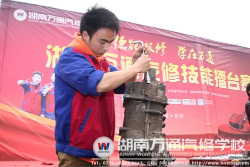 全神貫注的萬通汽修學(xué)校帥哥選手很搶眼