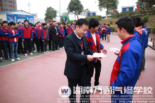 頒獎儀式進(jìn)行中