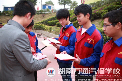 老師為獲獎同學(xué)頒獎