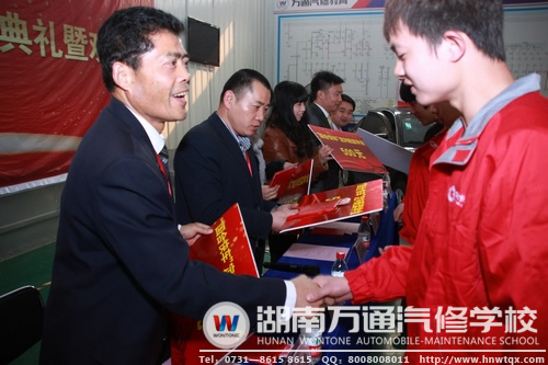 校領(lǐng)導(dǎo)為獲得企業(yè)獎學(xué)金的學(xué)子頒獎