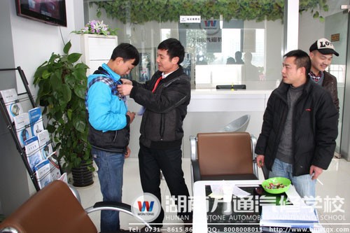 韓紹清老師為新生佩戴學(xué)生證