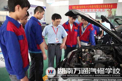 萬通學(xué)子在老師的指導(dǎo)下，學(xué)到真正的汽修手藝
