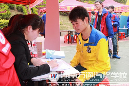 畢業(yè)學(xué)子面試中