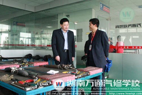 陳書記向湖南交通職院周院長介紹學(xué)校實訓(xùn)相關(guān)情況