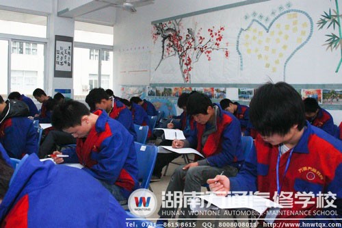 筆試考場，學(xué)子們認真作答