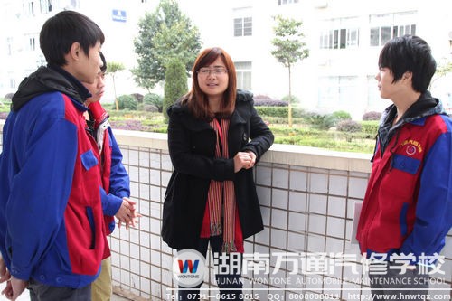 王老師通過(guò)與學(xué)生的溝通交流，熟知學(xué)生心理動(dòng)態(tài)