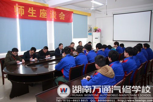 定期的師生座談會(huì)，使班主任更了解學(xué)生心里的想法，為有效管理提供依據(jù)