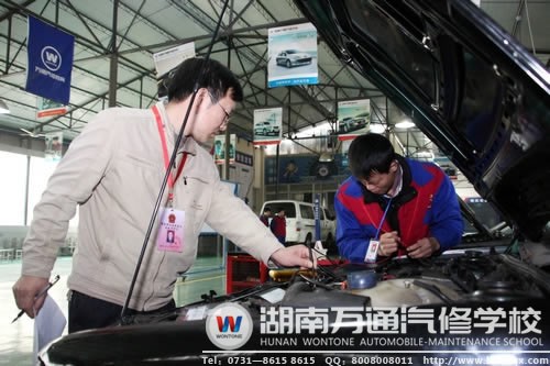 萬(wàn)通學(xué)子在老師的指導(dǎo)下進(jìn)行實(shí)踐