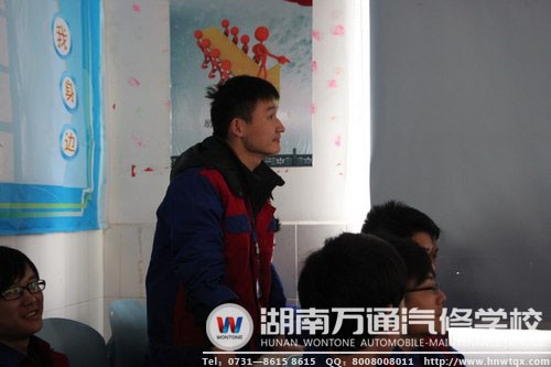 同學(xué)們踴躍回答老師提出的問(wèn)題