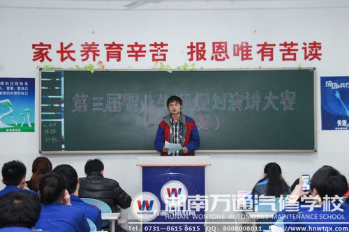 瞧，臺下的同學(xué)都舉起了手機為選手拍照