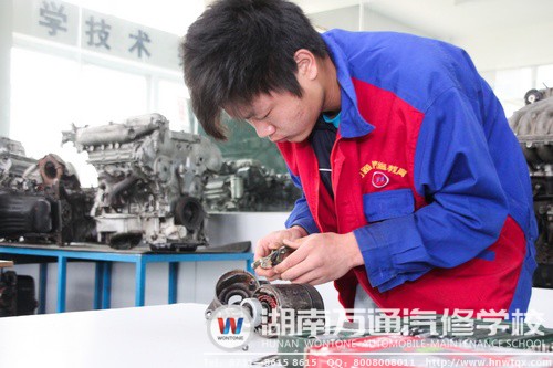 湖南萬通學子掌握扎實汽修技能，為實現夢想做好鋪墊