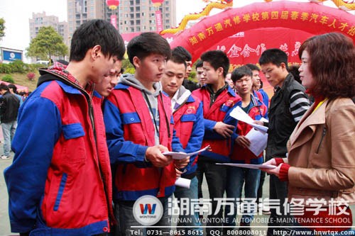 畢業(yè)生在招聘會上與企業(yè)負(fù)責(zé)人交流，初露鋒芒