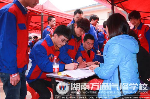 填寫面試簡歷后，畢業(yè)生們勝券在握